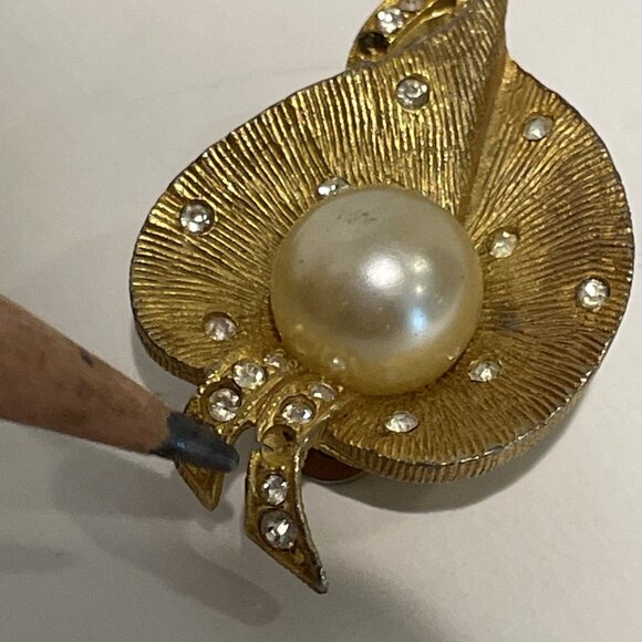 BELLINI Brushed Goldtone Clip On Earrings Leaf Pave Rhinestone Faux Pearl Signed - Picture 5 of 9